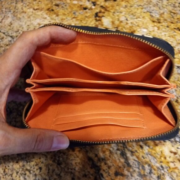 Fossil Women’s Sydney White and Black Zipper Zip Around Wristlets Wallet - Picture 5 of 9